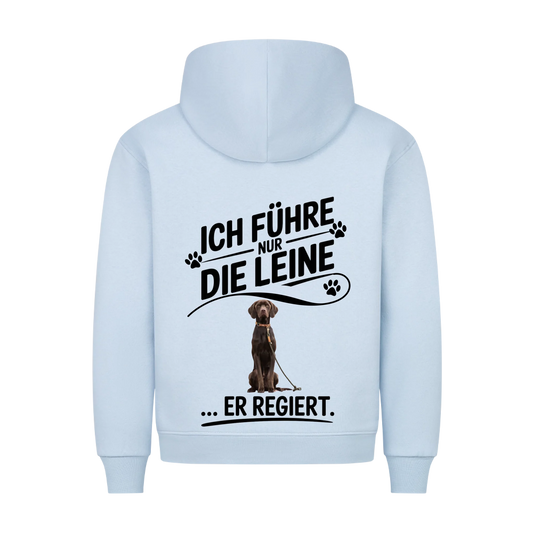 Personalisierbares Hunde Hoodie "Er Regiert,  Ich Führe Nur Die Leine"